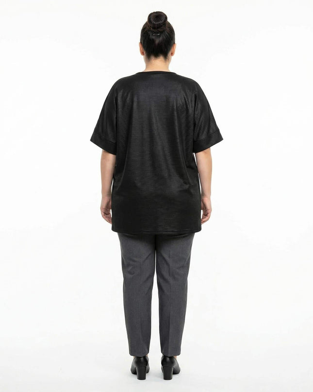 Елегантна официална макси туника в черно, заснета в гръб върху бял фон. Изображението показва свободната права кройка, текстурираната материя и широките ръкави.