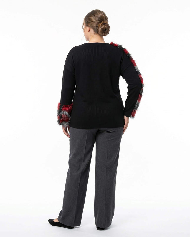 Елегантна официална макси туника в черно – изглед отзад в цял ръст. Снимката показва свободно падащата кройка и акцентите от цветен пух по ръкавите.