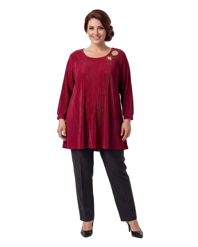 Елегантна официална макси туника в червено с плисирана текстура и декоративни брошки, показана в цял ръст.