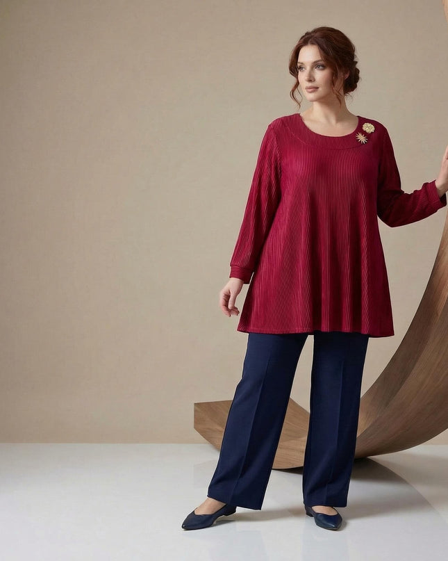 Елегантна официална макси туника в червено с фино плисирана текстура и златни брошки, показана в цял ръст върху модел, съчетана с тъмносин панталон.