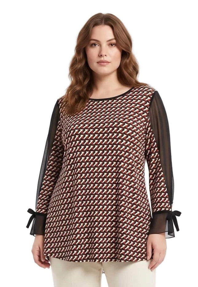 Елегантна официална туника с геометричен десен в черно, бяло и керемидено и ефектни ръкави от черен тюл, заснета отпред на бял фон.