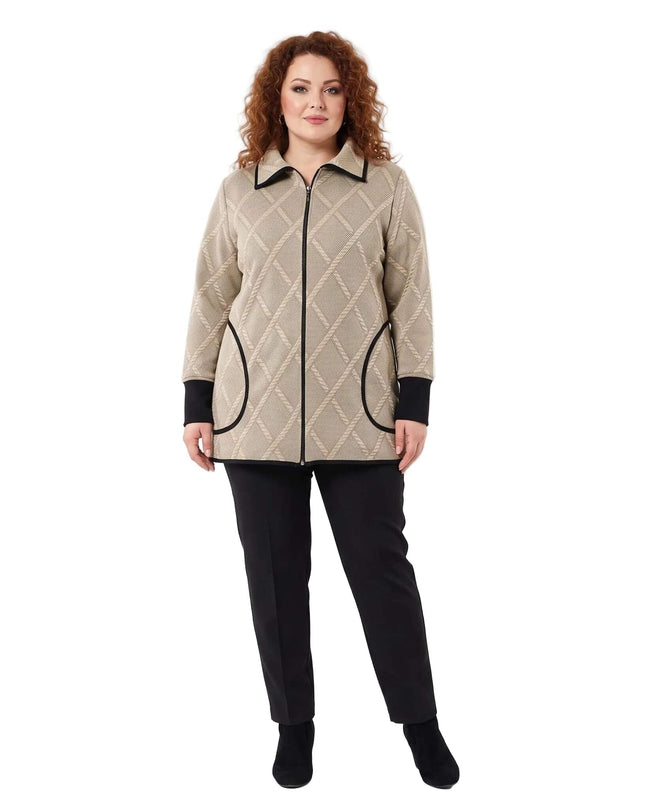 Елегантна разкроена дамска жилетка в бежов цвят с релефни ромбове, представена в цял ръст на бял фон.