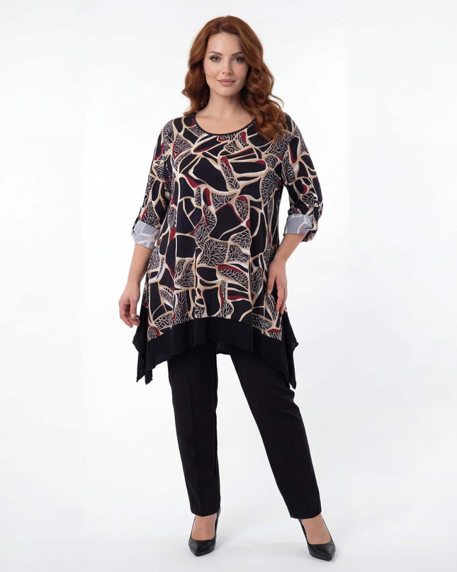 Елегантна разкроена макси туника с абстрактен вълнообразен принт и асиметричен подгъв, заснета в цял ръст върху модел.