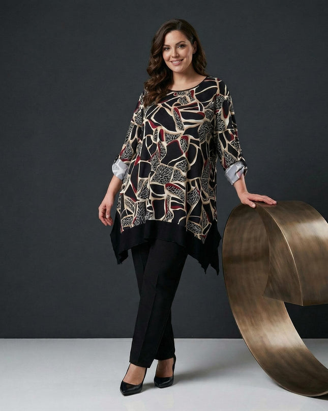 Елегантна разкроена макси туника с абстрактен вълнообразен принт, показана върху модел в цял ръст с акцент на асиметричния подгъв и свободната линия.