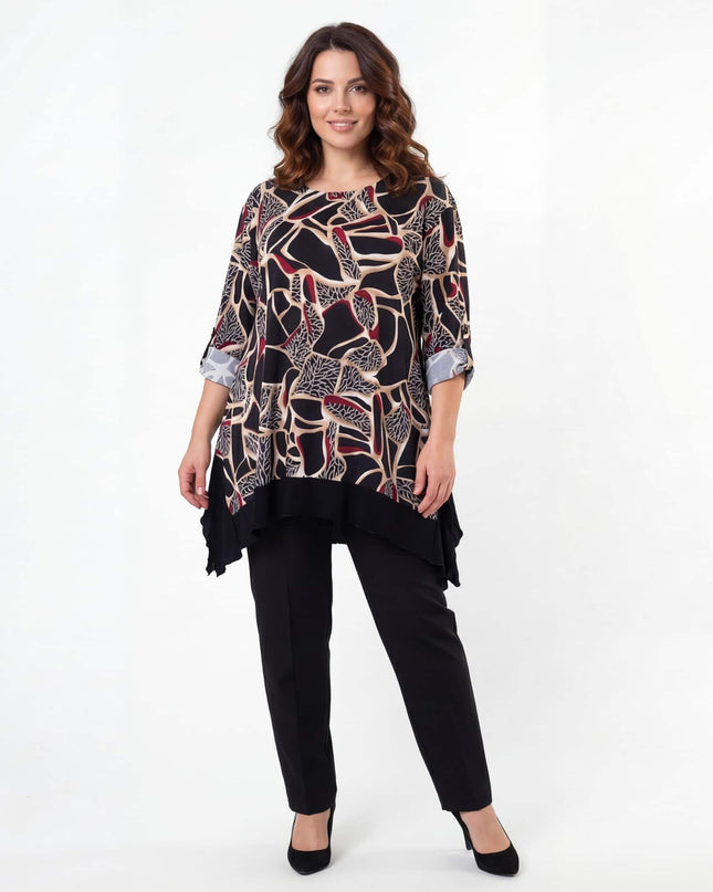 Елегантна разкроена макси туника с абстрактен вълнообразен принт, заснета в цял ръст отпред, съчетана с класически черен панталон.