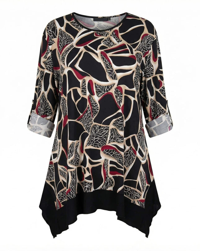 Елегантна разкроена макси туника с абстрактен вълнообразен принт, заснета фронтално на бял фон, показваща асиметричен подгъв и ръкави с копче.