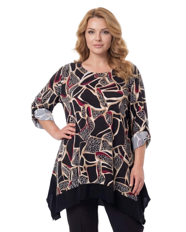Елегантна макси туника с абстрактен вълнообразен принт в черно, бежово и бордо, представена отпред. Моделът демонстрира разкроената кройка и асиметричния подгъв.