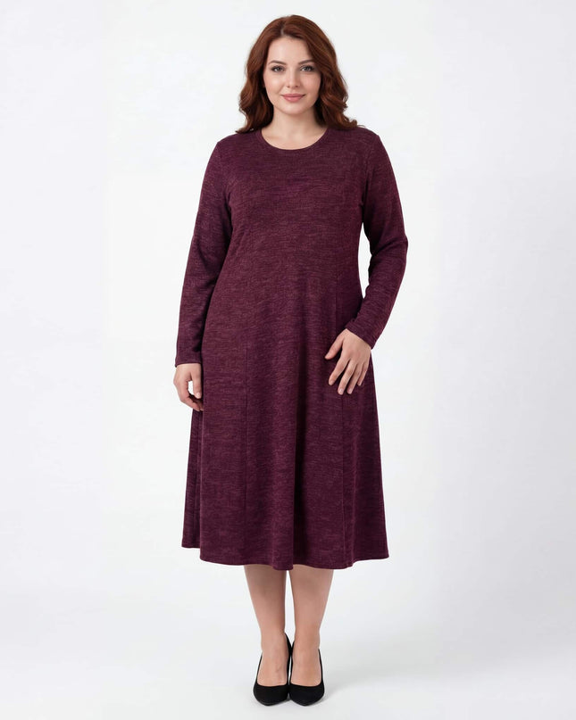 Елегантна разкроена рокля в цвят бордо меланж за макси дами, представена в цял ръст отпред. Зимен модел с дълъг ръкав и класически А-силует на бял фон.