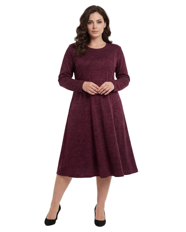 Елегантна разкроена рокля в цвят бордо меланж с дълъг ръкав, заснета в цял ръст отпред върху модел на бял фон.