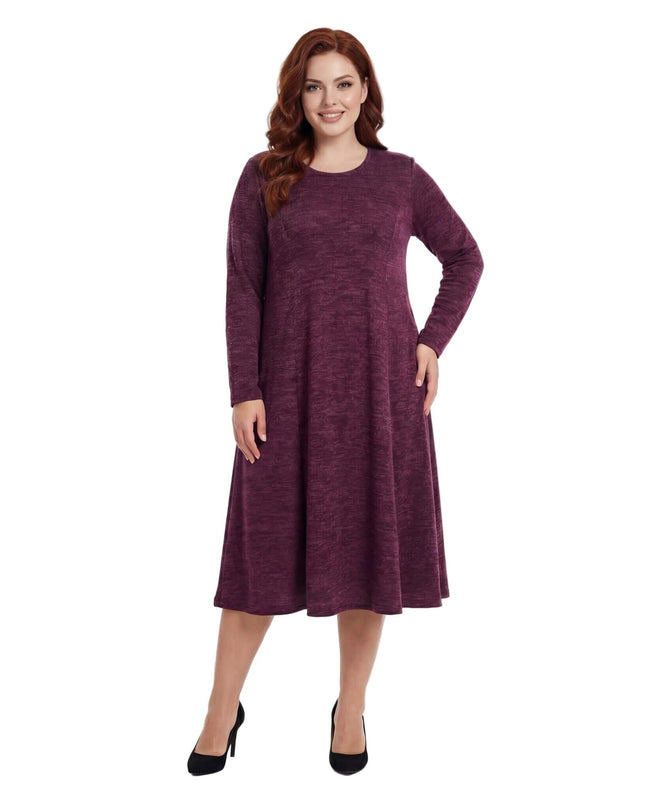 Стилна разкроена рокля бордо меланж за макси дами, представена в цял ръст на бял фон. Виждат се облото деколте, дългите ръкави и елегантно падащата материя.