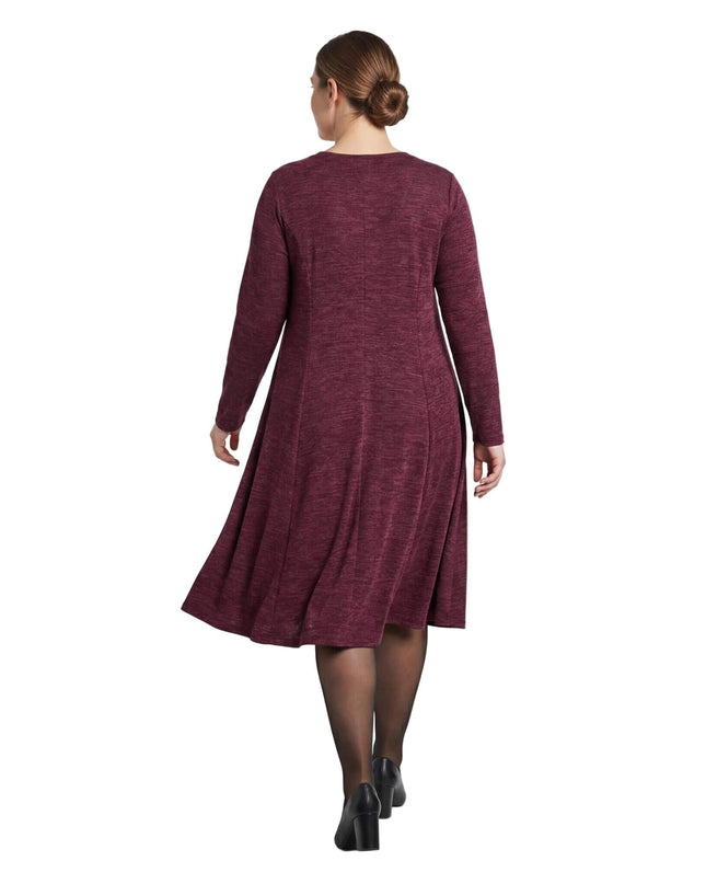 Елегантна разкроена рокля в цвят бордо меланж, снимана в цял ръст отзад, показваща свободната кройка и дължината до коляното.