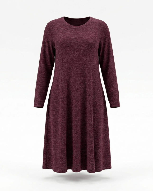 Елегантна разкроена рокля в цвят бордо меланж с дълъг ръкав и вертикални оформящи шевове, заснета в цял ръст на бял фон, показваща А-силуета.