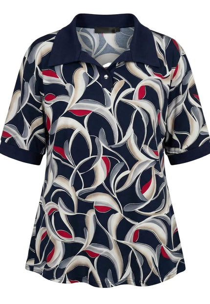 Елегантна разкроена туника с абстрактен десен, къси ръкави и тъмносиня яка с копче, заснета на бял фон.
