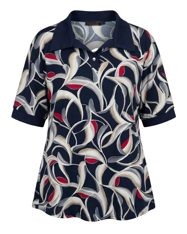 Елегантна разкроена туника с абстрактен десен, къси ръкави и тъмносиня яка с копче, заснета на бял фон.