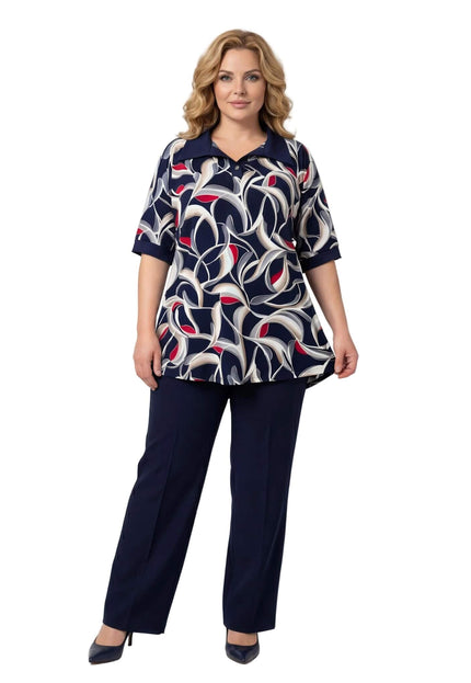 Официална разкроена туника големи размери с шарен десен, показана в цял ръст на бял фон.