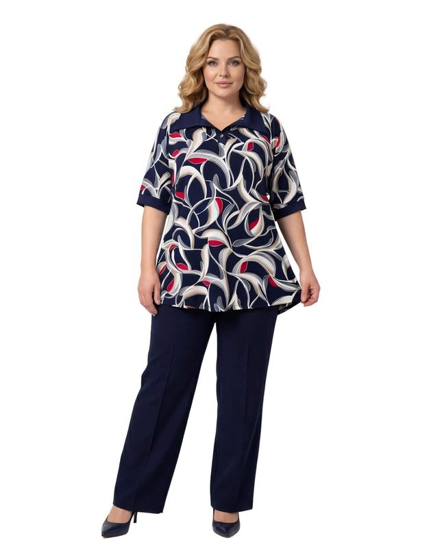 Официална разкроена туника големи размери с шарен десен, показана в цял ръст на бял фон.