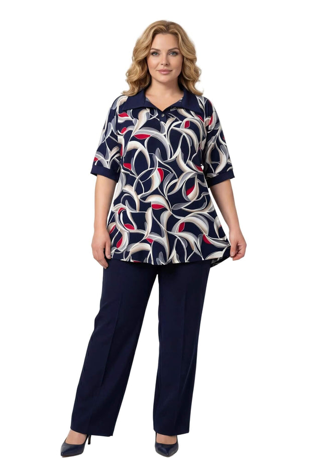 Официална разкроена туника големи размери с шарен десен, показана в цял ръст на бял фон.