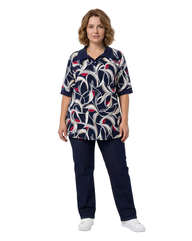Елегантна разкроена туника големи размери с шарен абстрактен десен и яка тип поло, представена в цял ръст на бял фон.
