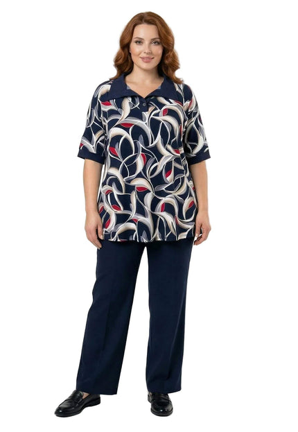 Елегантна разкроена туника големи размери в шарен десен с къси ръкави, снимана в цял ръст на бял фон.