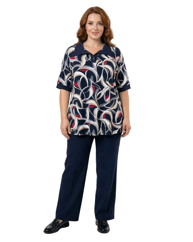 Елегантна разкроена туника големи размери в шарен десен с къси ръкави, снимана в цял ръст на бял фон.