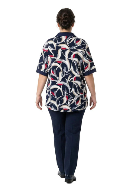 Елегантна разкроена туника големи размери в шарен десен, изглед отзад, показващ късите ръкави и леко удължения гръб.
