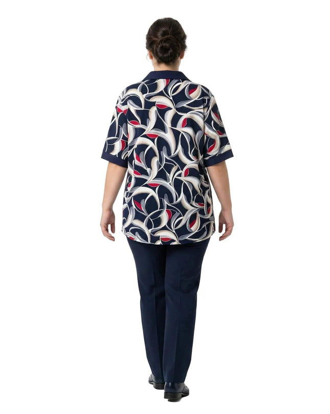Елегантна разкроена туника големи размери в шарен десен, изглед отзад, показващ късите ръкави и леко удължения гръб.