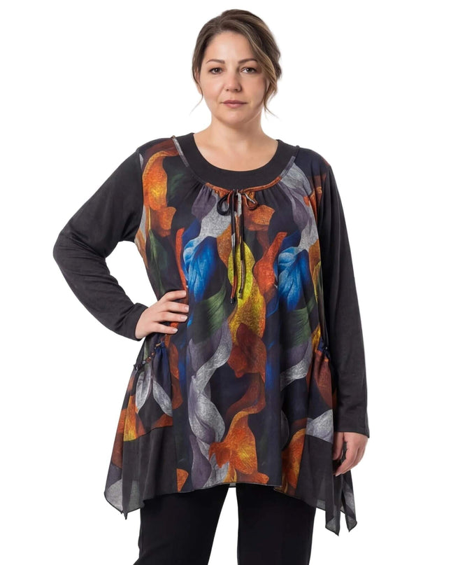 Елегантна разкроена туника с абстрактни цветя в големи размери, черен цвят и връзка на деколтето, снимана отпред на бял фон.