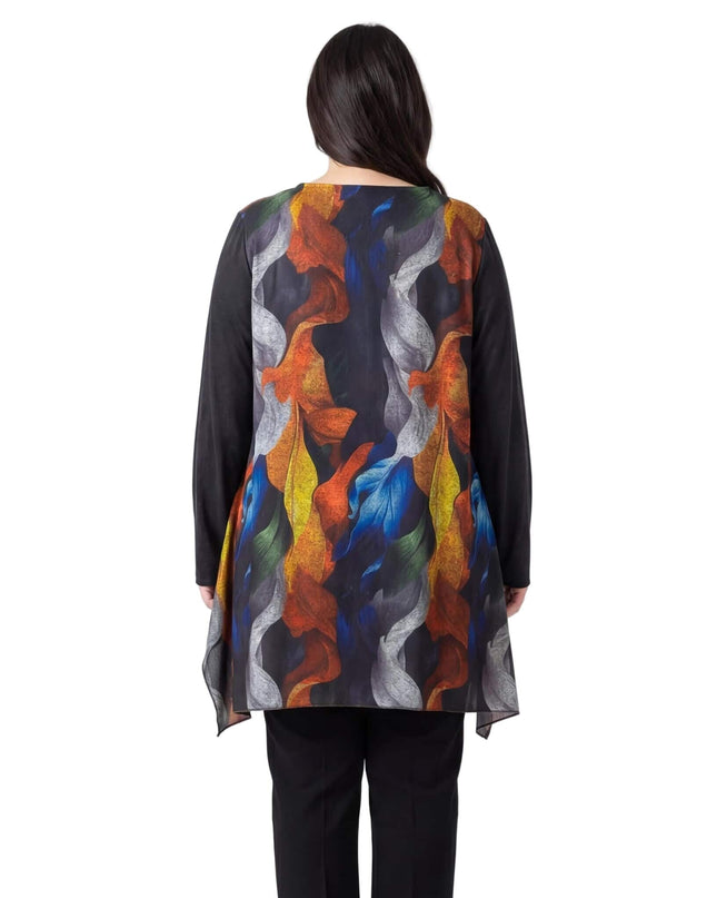 Елегантна разкроена туника с абстрактни цветя в големи размери – вид отзад, разкриващ цветния принт на гърба и асиметричния подгъв.