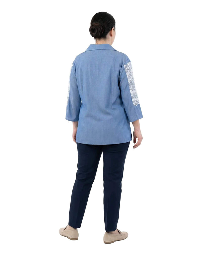 Синя макси риза от ленена смес с дантела и 7/8 ръкав, заснета в гръб. Моделът демонстрира изчистения дизайн и свободната линия на гърба на бял фон.