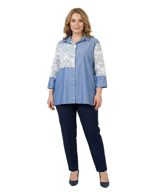 Елегантна синя макси риза от лен с ефектна бяла дантела и 7/8 ръкави. Моделът е с права свободна кройка и класическо закопчаване, сниман в цял ръст.