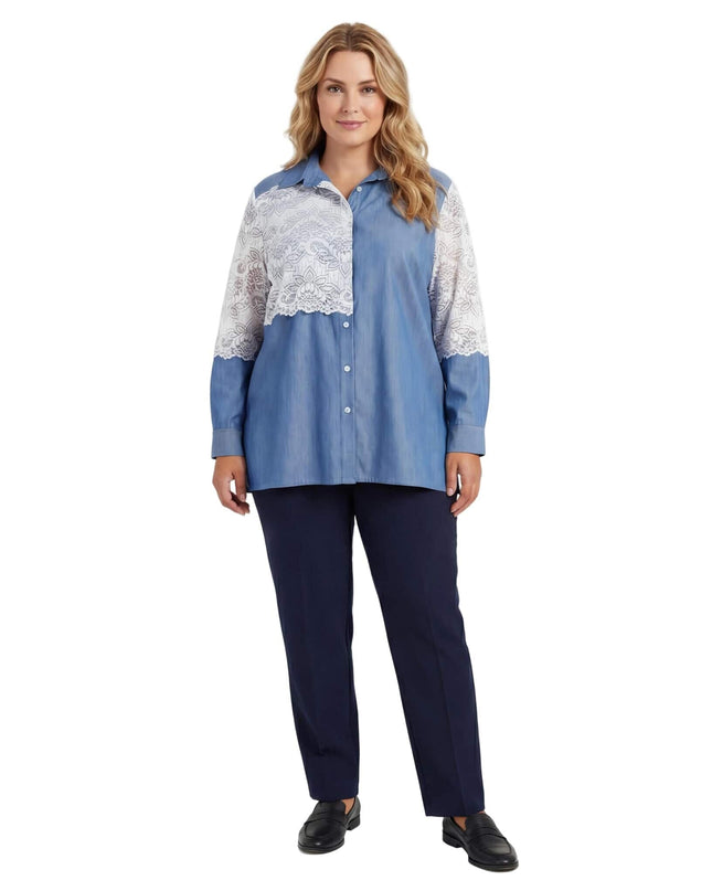 Елегантна синя макси риза от лен с красива бяла дантела и 7/8 ръкав, представена в цял ръст върху модел на бял фон.