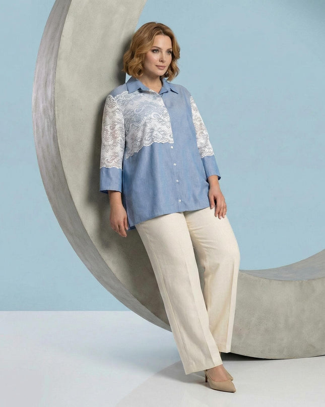 Елегантна синя макси риза от лен с бяла дантела и 7/8 ръкави, представена в цял ръст върху модел.