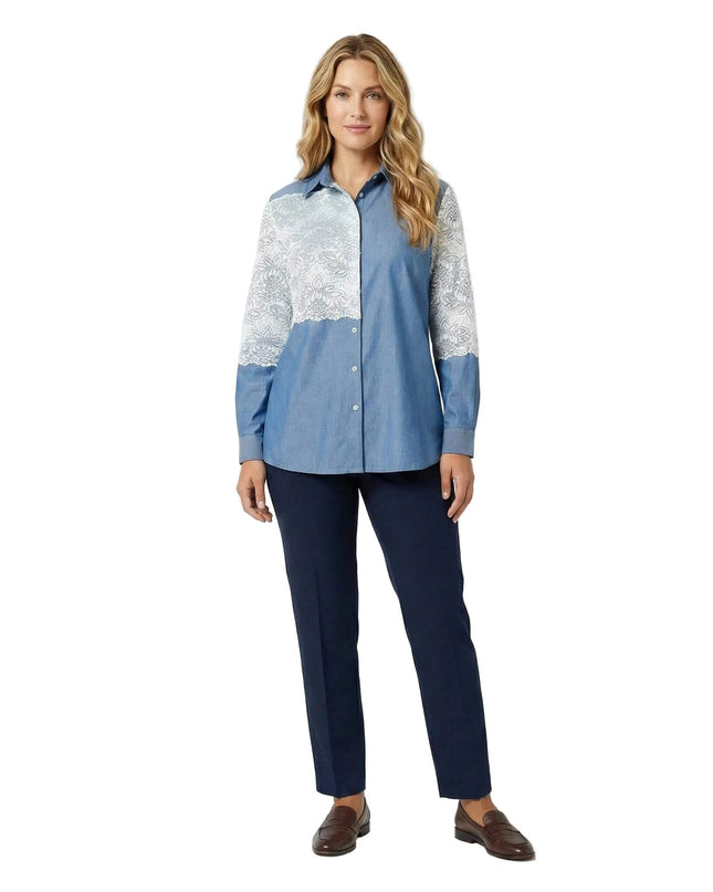 Елегантна синя макси риза от лен с бяла дантела и 7/8 ръкави, съчетана с тъмносин панталон, заснета в цял ръст.