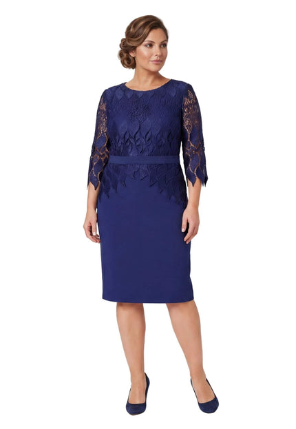 Елегантна тъмносиня макси рокля с флорална дантела и колан, заснета в цял ръст отпред на бял фон