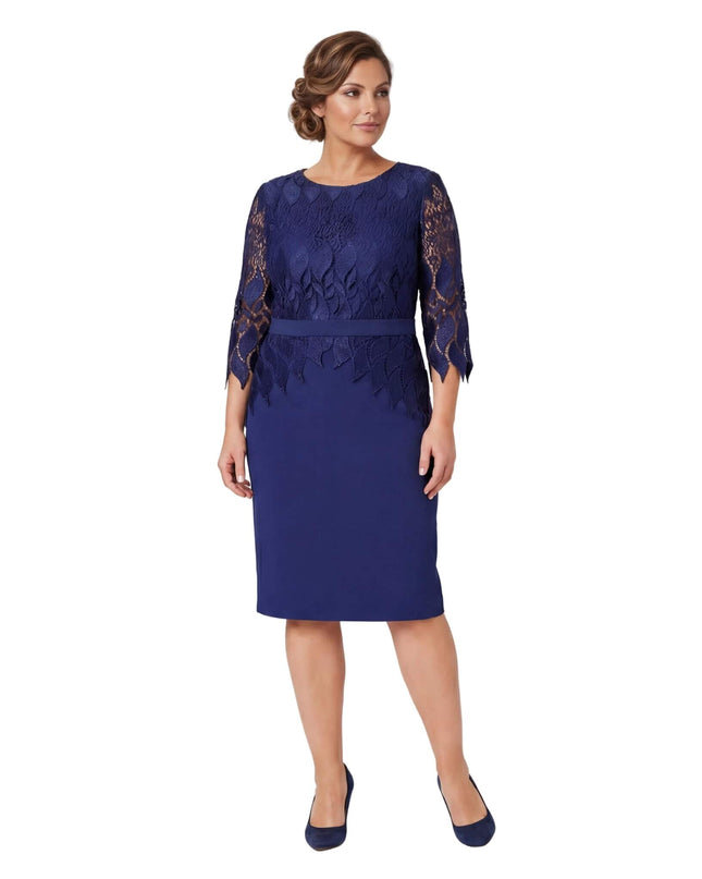 Елегантна тъмносиня макси рокля с флорална дантела и колан, заснета в цял ръст отпред на бял фон