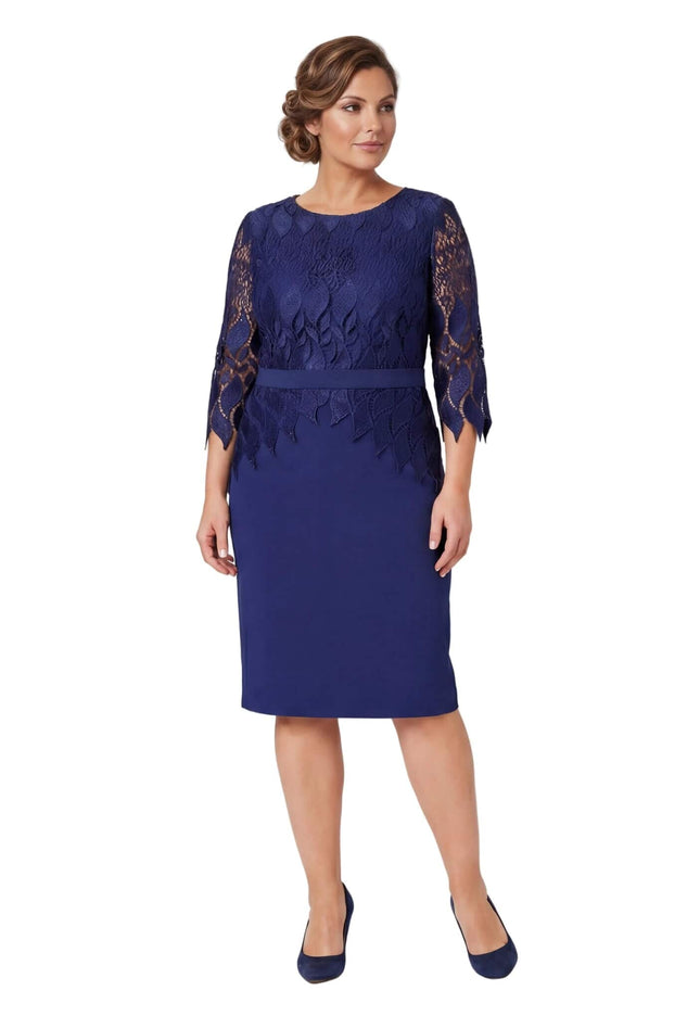 Елегантна тъмносиня макси рокля с флорална дантела и колан, заснета в цял ръст отпред на бял фон