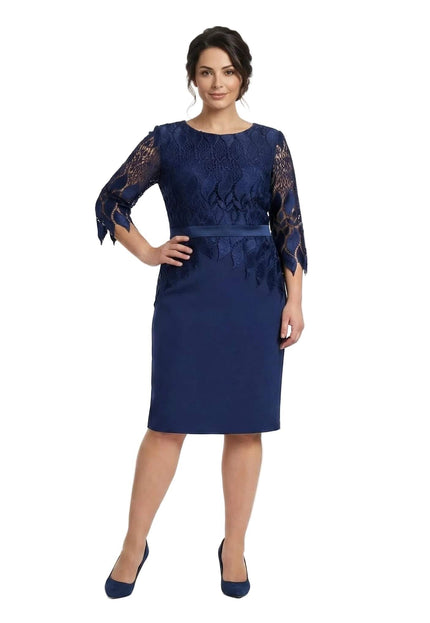 Елегантна тъмносиня макси рокля с дантела и колан, заснета в цял ръст. Моделът е с красива дантелена горна част, 7/8 ръкави и права кройка.
