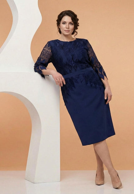 Елегантна тъмносиня макси рокля с дантела и колан, заснета в цял ръст до бял декор, показваща 7/8 ръкави и права кройка.