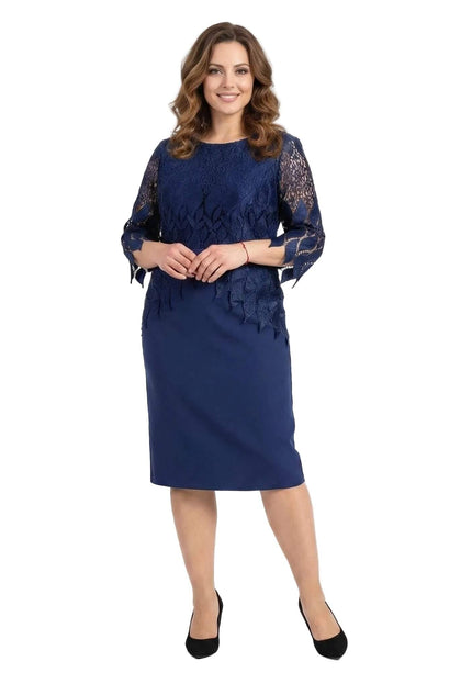 Елегантна тъмносиня макси рокля с дантела и колан, представена в цял ръст. Официален модел с 7/8 дантелени ръкави и права кройка на бял фон.
