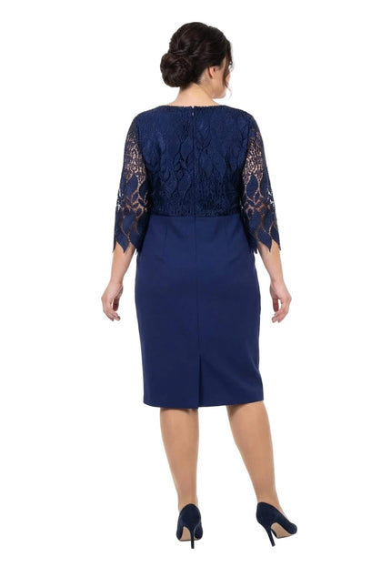 Елегантна тъмносиня макси рокля с дантела – изглед отзад, разкриващ дантеления гръб, 7/8 ръкавите и цепката при подгъва.