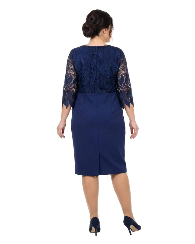 Елегантна тъмносиня макси рокля с дантела – изглед отзад, разкриващ дантеления гръб, 7/8 ръкавите и цепката при подгъва.