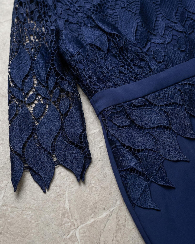 Детайл отблизо на изящната дантела с флорални мотиви по ръкава и талията на тази елегантна тъмносиня макси рокля.