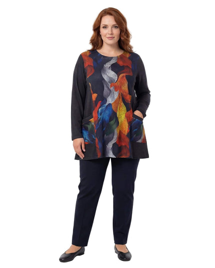 Елегантна дамска туника в цял ръст с цветен абстрактен принт на есенни листа и черни странични части. Моделът позира отпред на бял фон с черен панталон.