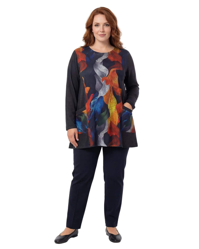 Елегантна дамска туника в цял ръст с цветен абстрактен принт на есенни листа и черни странични части. Моделът позира отпред на бял фон с черен панталон.