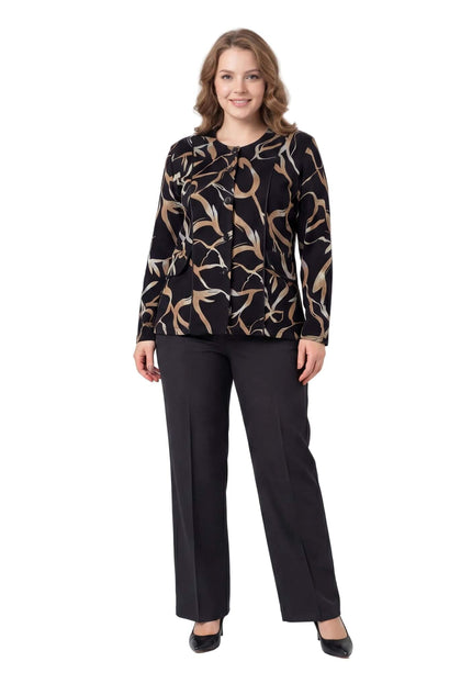 Елегантно черно макси сако с абстрактен принт в бежово и закопчаване с копчета, представено в цял ръст върху модел.