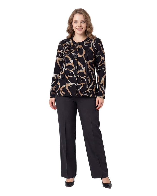 Елегантно черно макси сако с абстрактен принт в бежово и закопчаване с копчета, представено в цял ръст върху модел.