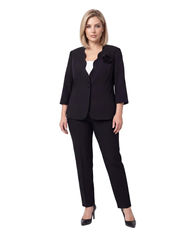 Елегантно черно сако големи размери с акцент роза и вълнообразно деколте. Кадър в цял ръст на модел на бял фон.