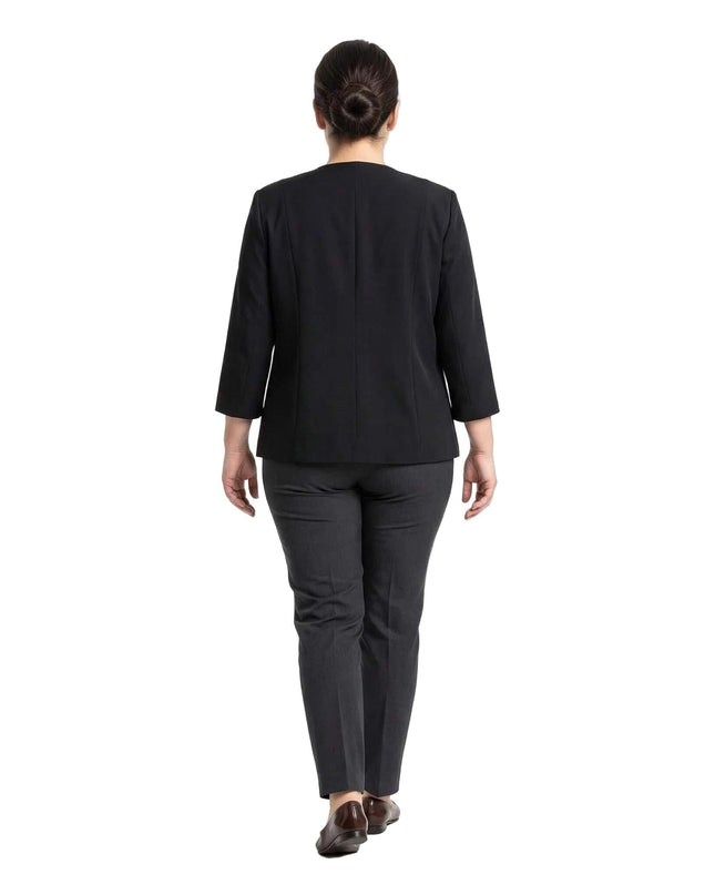 Елегантно черно сако големи размери, представено в изглед отзад на бял фон. Ясно се виждат правата кройка и 3/4 ръкавите.