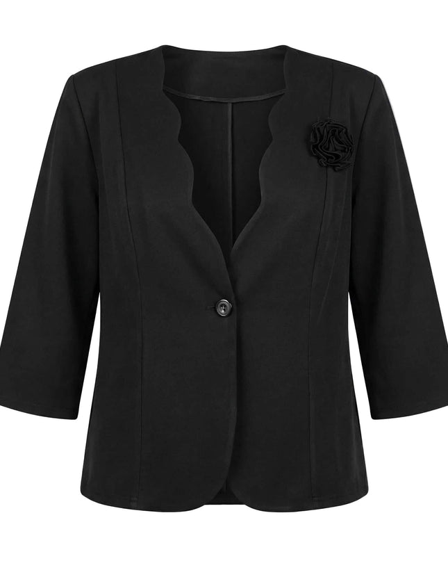 Елегантно черно сако големи размери с акцент роза отпред, вълнообразно деколте и закопчаване с едно копче, представено на бял фон.