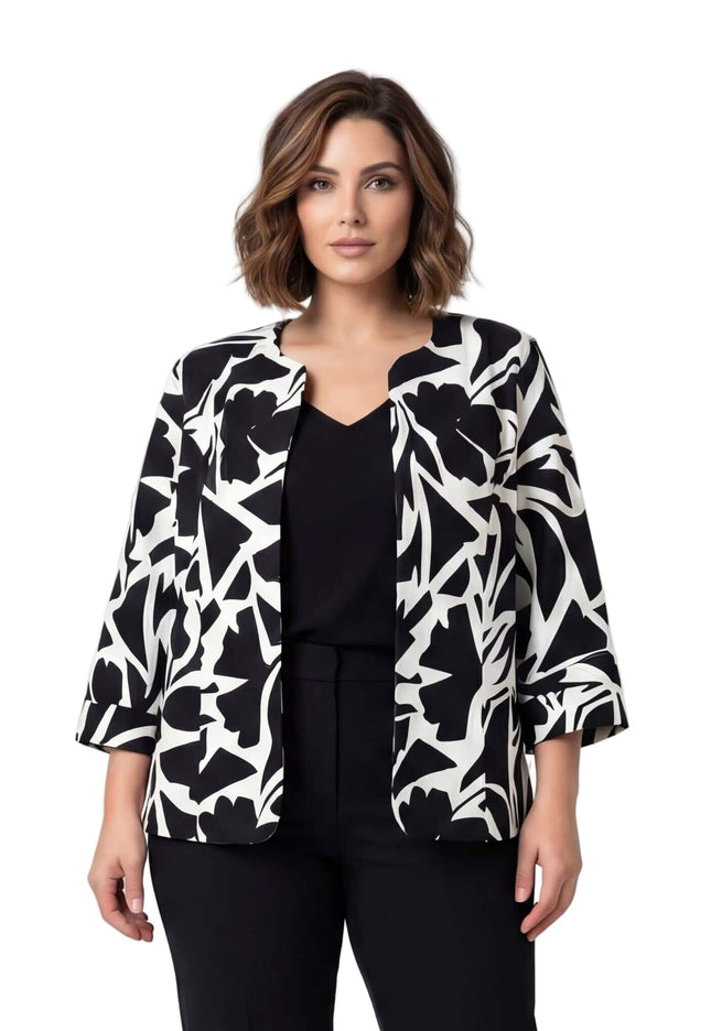 Елегантно дамско макси сако в черно и бяло без закопчаване с абстрактен принт, снимано отпред върху модел. Сакото е с права кройка и 3/4 ръкави, подходящо за елегантна визия.